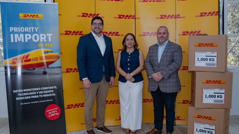 De izquierda a derecha: Abel Andrade, Gerente de Ventas Costa DHL; Edith Villavicencio, Gerente General de DHL; Francisco Arcos, Gerente de Operaciones DHL.